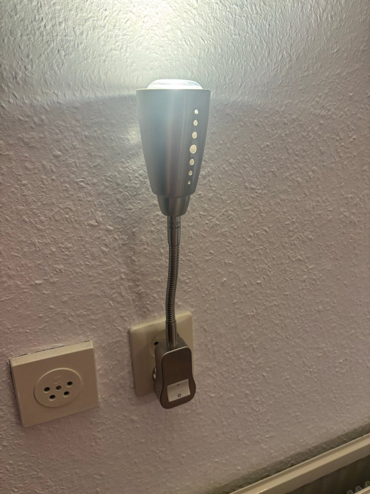 Flexibel leeslampje met stekker en schakelaar, Huis en Inrichting, Overige merken, Gebruikt, Ophalen of Verzenden, Zilver