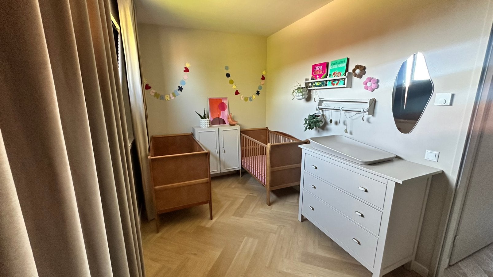 2 Woodies Noble ledikanten incl. matrassen en meubelset, Kinderen en Baby's, Ophalen, Gebruikt, Jongetje of Meisje