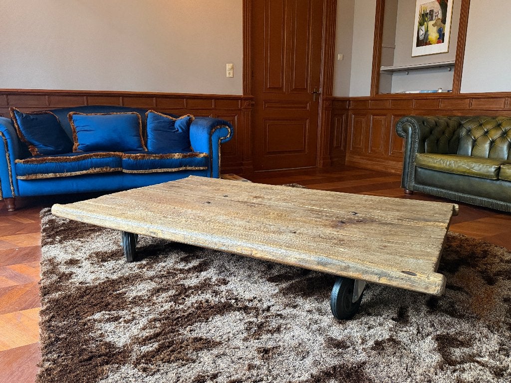 Robuuste industriële salontafel van oud hout op wielen, Ophalen, Gebruikt, 100 tot 150 cm, Vintage salontafel