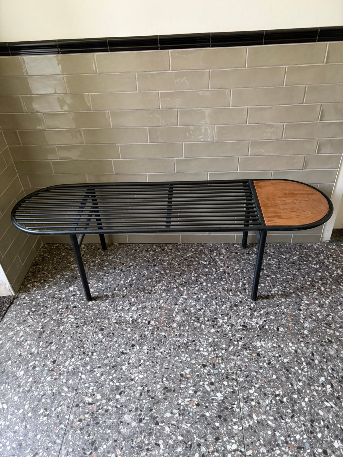 Leuk metalen bankje met houten tafel gedeelte, Ophalen, Tweepersoons, 75 tot 100 cm, Zo goed als nieuw