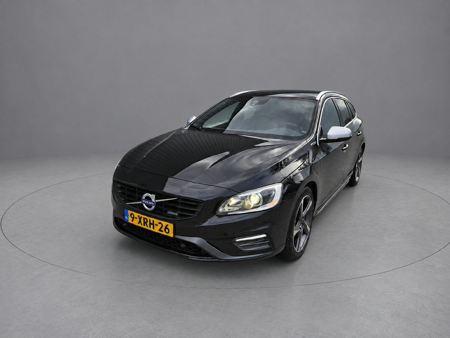 Volvo V60 2.4 D6 AWD Plug-In Hybrid R-Design (bj 2014), Auto's, Zwart, Vierwielaandrijving, 212 €/maand, Te koop