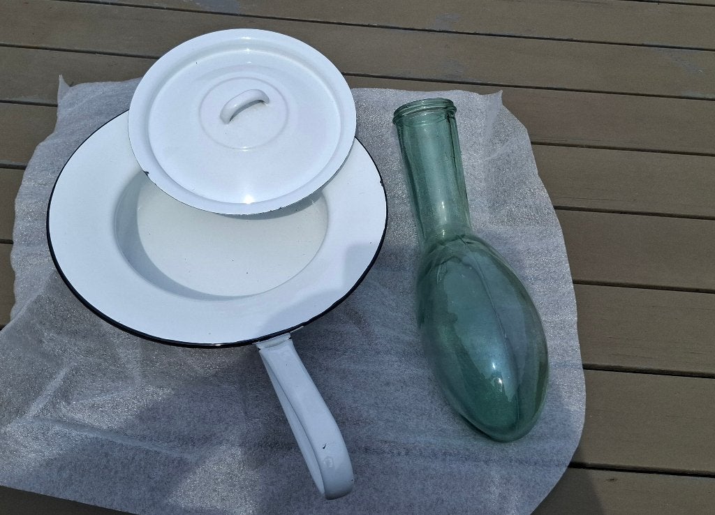 Antieke Emaille Steekpan met Deksel & Glazen Urinefles, Diversen, Verpleegmiddelen, Onbekend, Ophalen of Verzenden, Zo goed als nieuw
