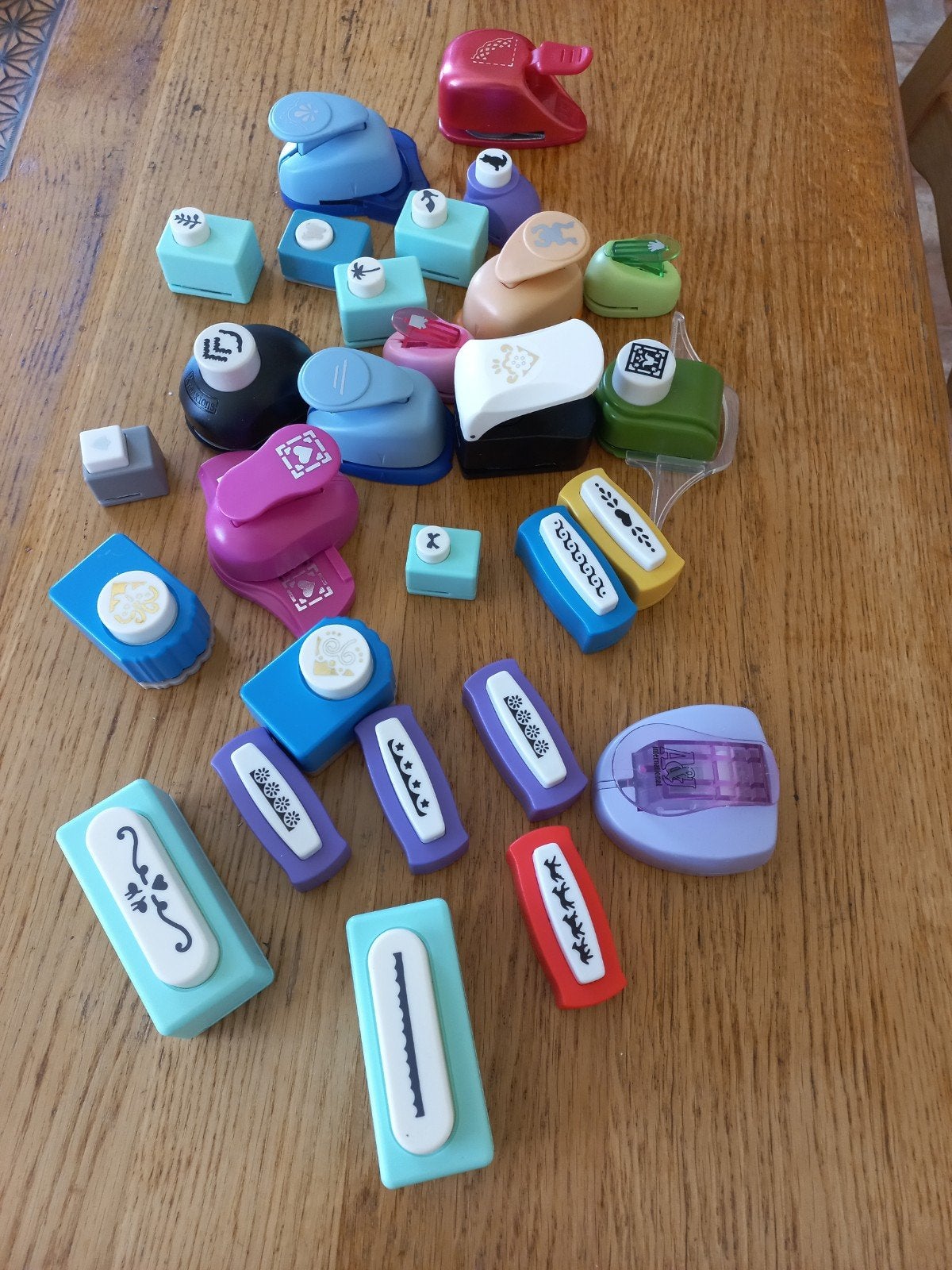 28 ponsen voor knutselen en papierbewerking, Gebruikt, Geschikt voor karton, Gereedschap of Toebehoren, Meerkleurig