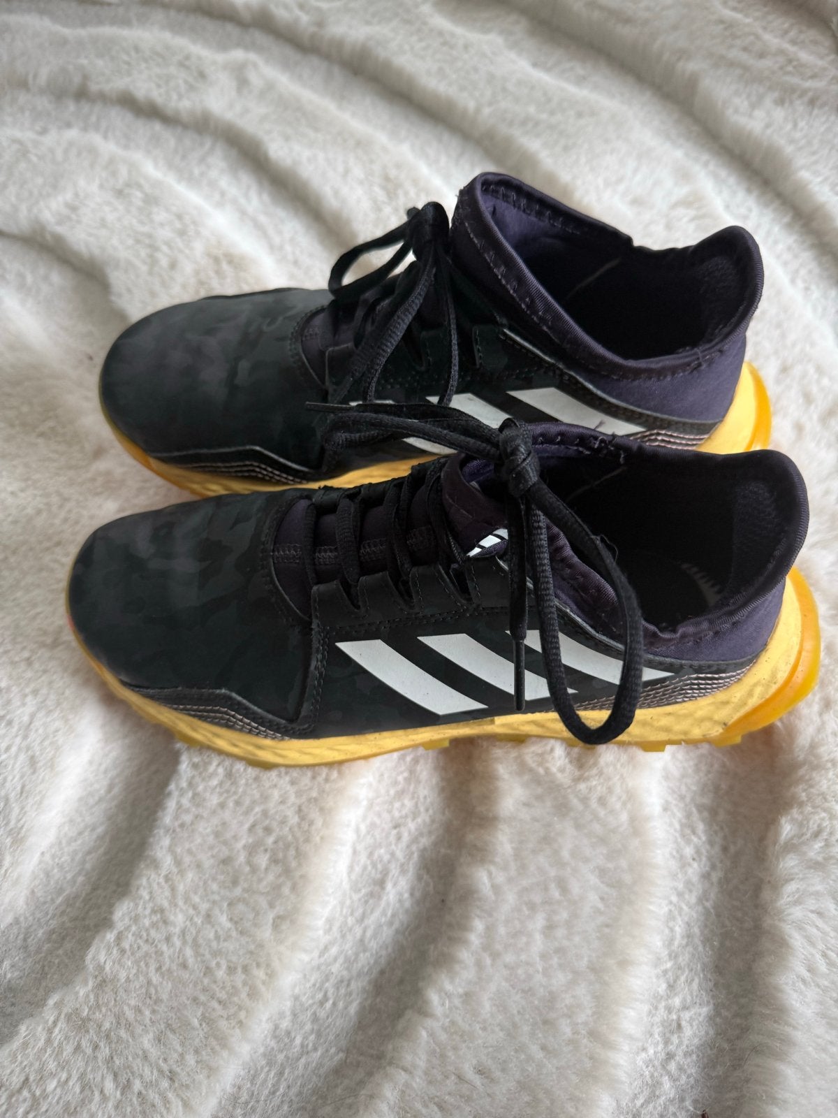 Adidas sneakers zwart met gele zool hockey, Kleding | Dames, Schoenen, Ophalen of Verzenden, Gedragen, Zwart, Sneakers of Gympen
