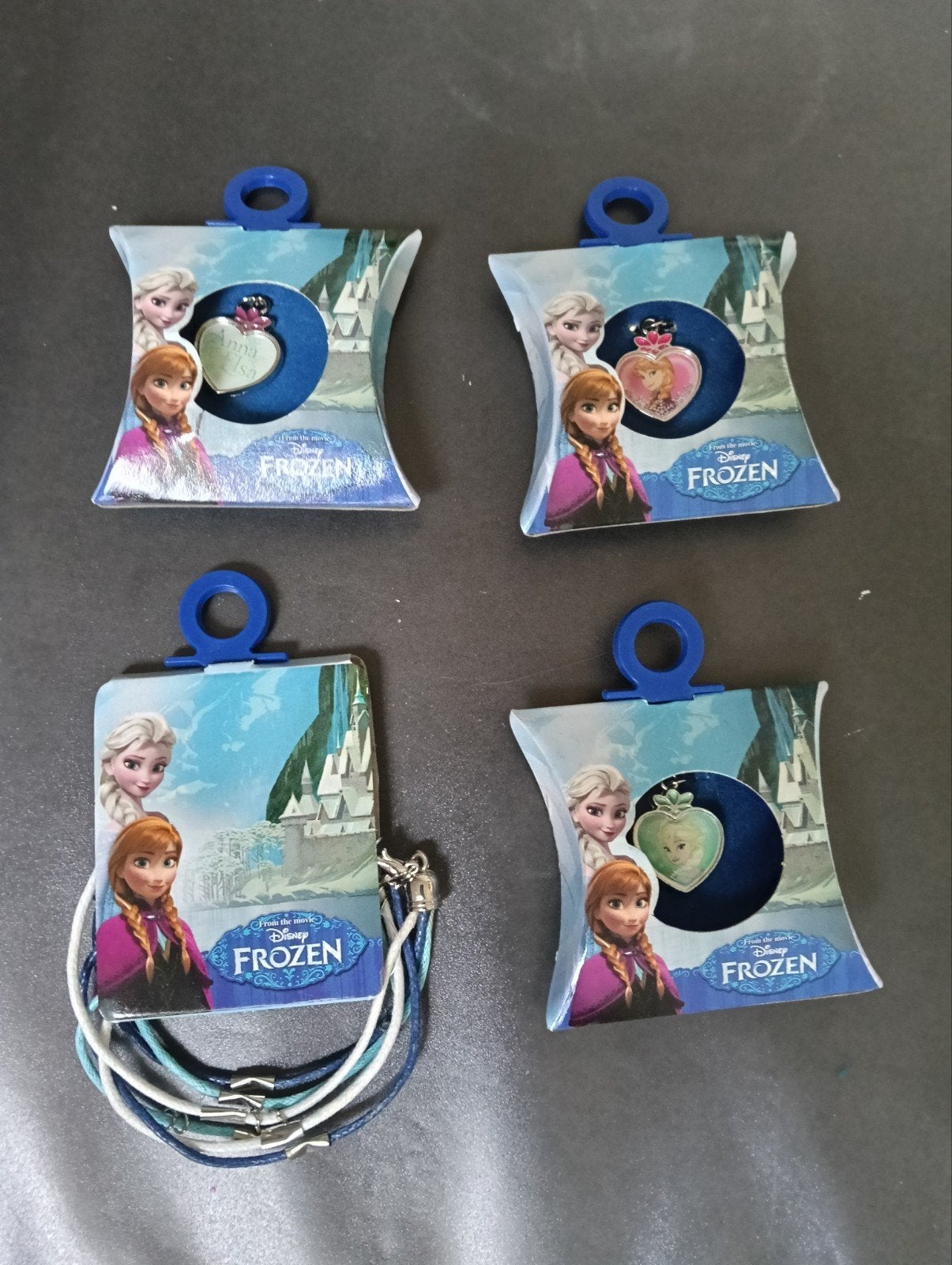 Frozen bedels en armbandjes, Overige merken, Ophalen of Verzenden, Zo goed als nieuw, 4 bedels of meer