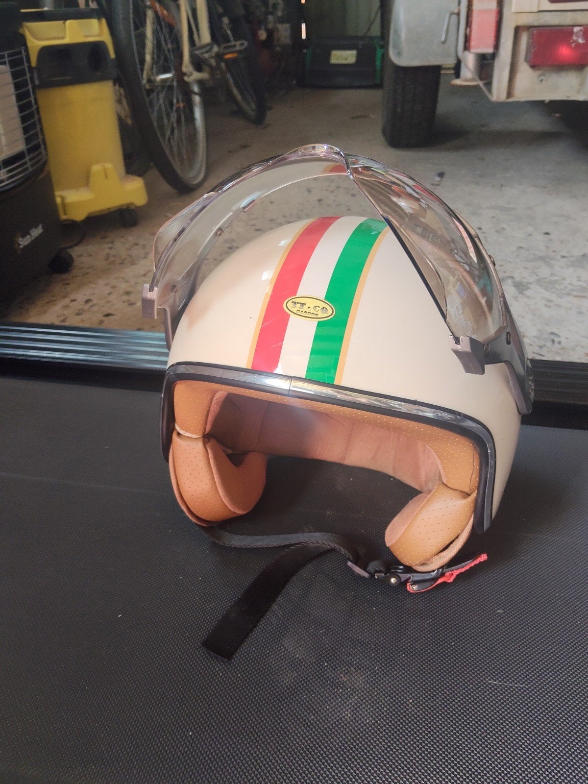 TT CO Jethelm met Italiaanse strepen, Ophalen