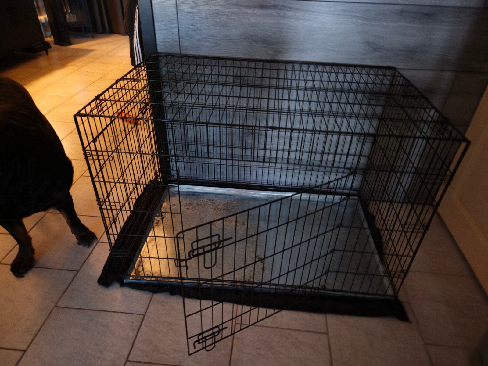 Degelijke zwarte bench voor grote hond., Dieren en Toebehoren, Ophalen, Zo goed als nieuw
