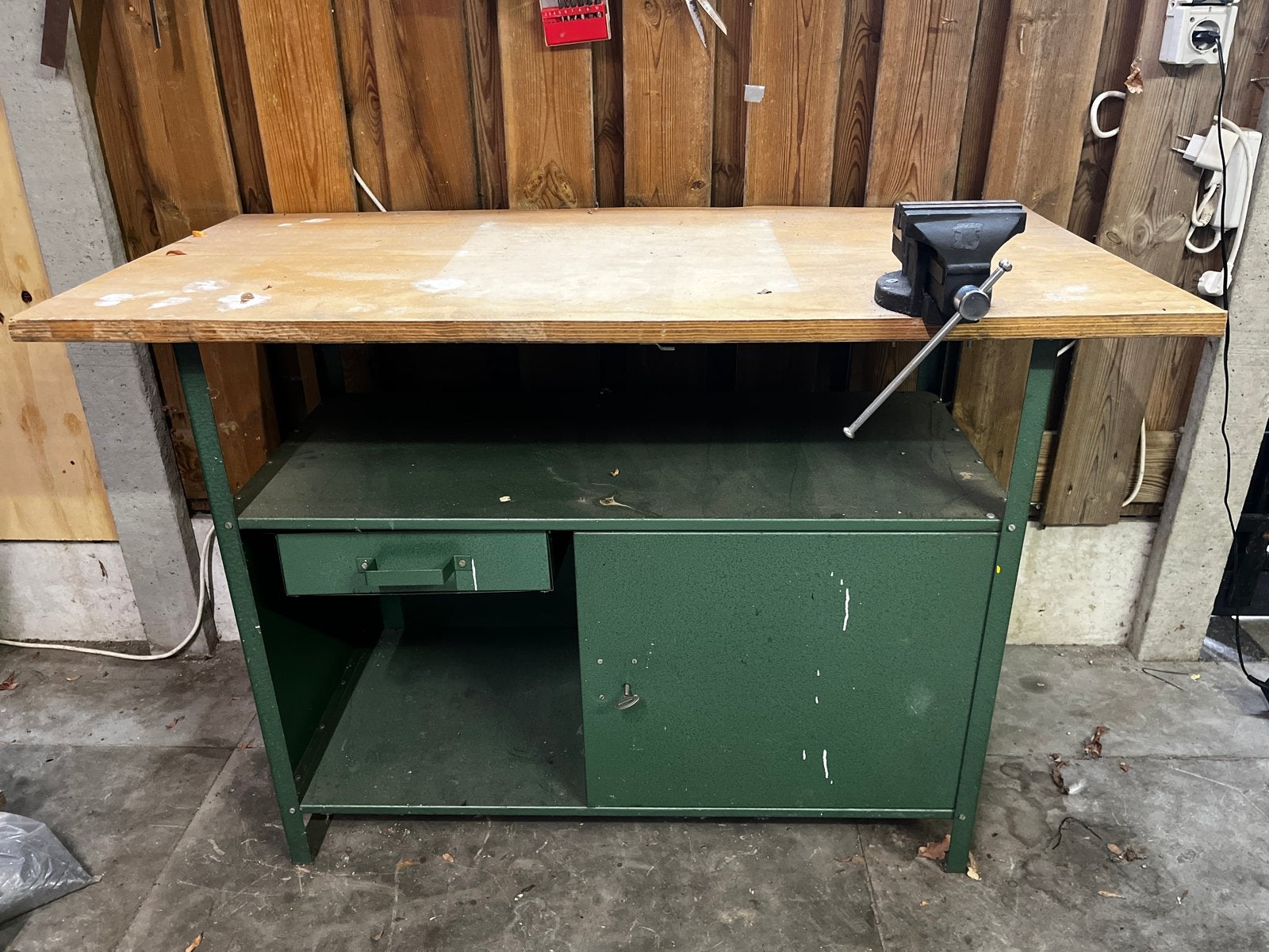 Robuuste werkbank met bankschroef en opbergruimte, Ophalen, Gebruikt, 120 tot 170 cm, Bankschroef