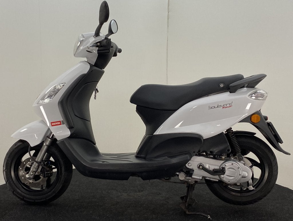 Derbi Boulevard 25km/uur wit, Piaggio, Gebruikt, Ophalen of Verzenden, Benzine