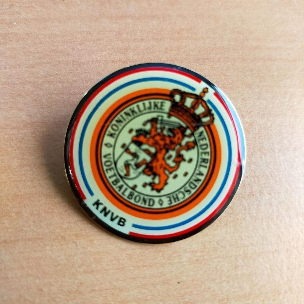 Button / speldje KNVB, Verzamelen, Speldjes, Pins en Buttons, Ophalen, Gebruikt, Sport, Speldje of Pin
