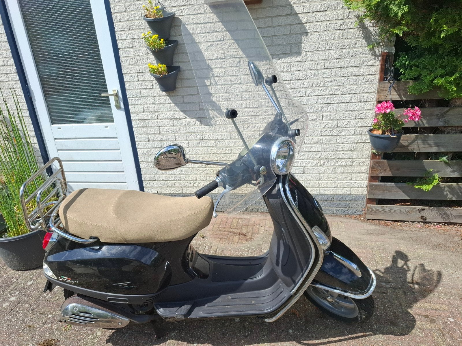 Vespa Piaggio 4-takt uit 2011 met blauw kenteken, Fietsen en Brommers, Scooters | Vespa, Ophalen, Gebruikt, Maximaal 45 km/u, Benzine