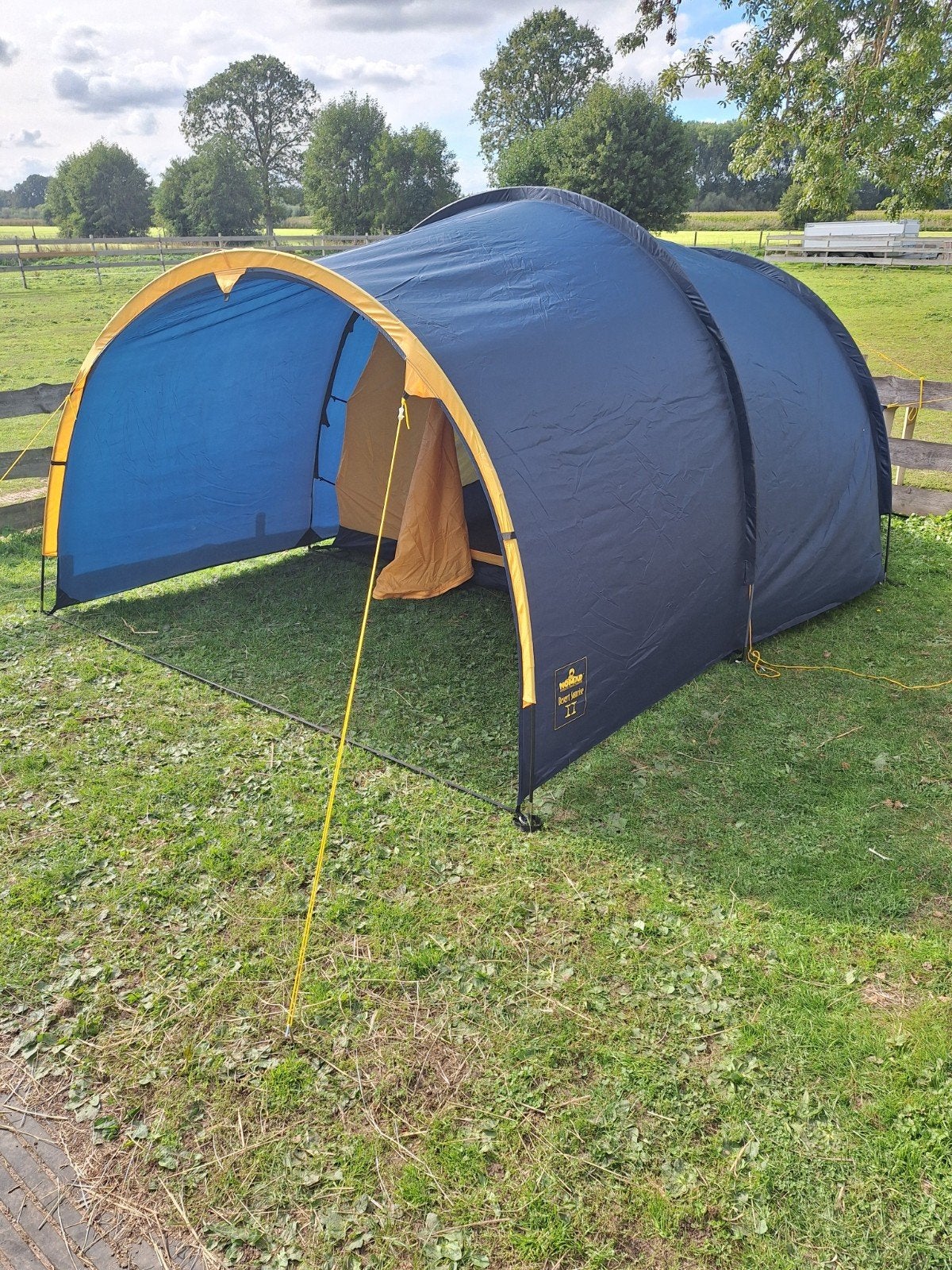 Nomad koepeltent met Voorstuk - Ideaal voor Kamperen, Ophalen of Verzenden, Gebruikt, Tot en met 3