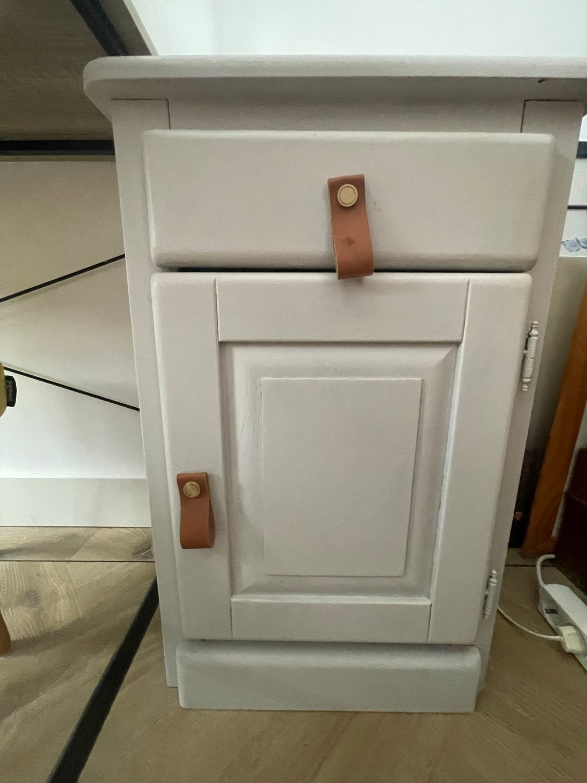 Nachtkastje/Bijzettafel met lade en deurtje, Huis en Inrichting, Slaapkamer | Nachtkastjes, Ophalen, Gebruikt, Minder dan 45 cm