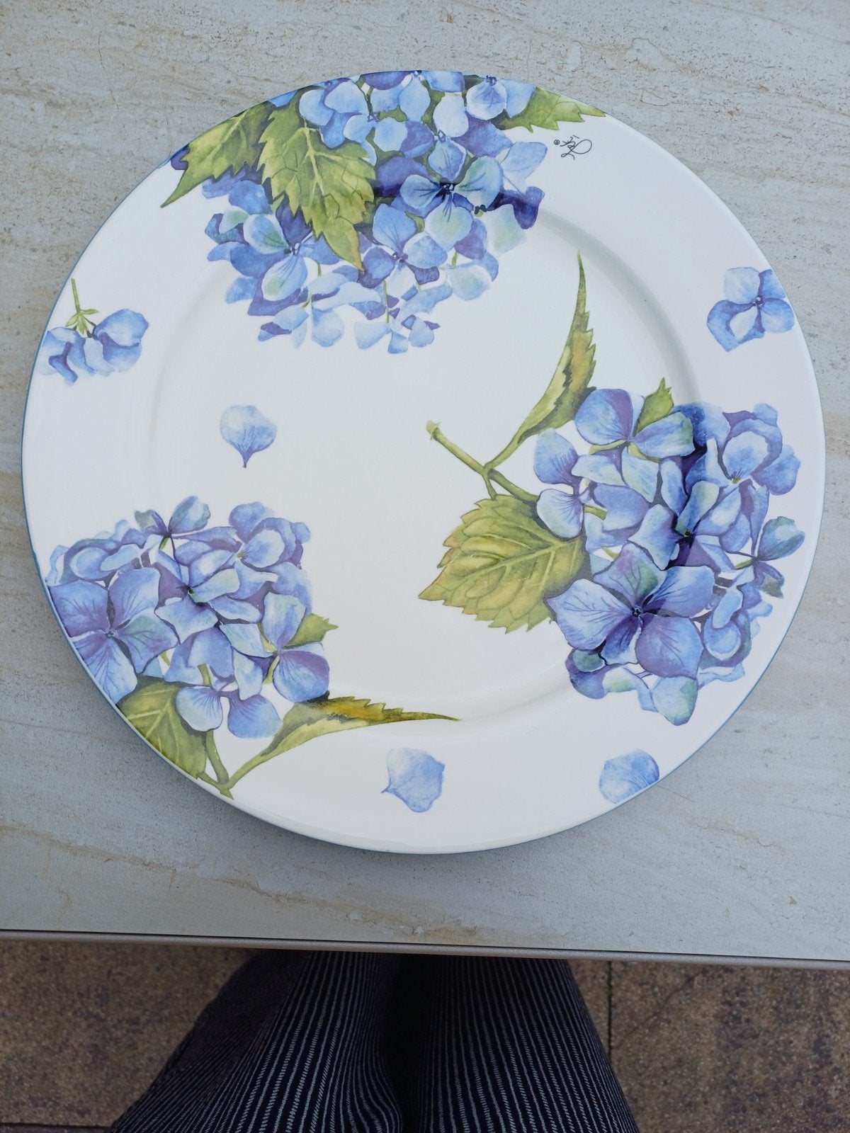 Taartbord Jet Hortensia 35 cm zo goed als nieuw, Ophalen, Overige stijlen, Aardewerk, Schaal of Schalen