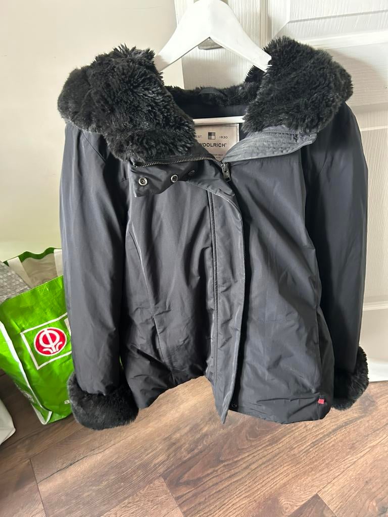 Woolrich luxury boulder jacket fake fur black, Kleding | Dames, Jassen | Winter, Ophalen, Zo goed als nieuw, Maat 42/44 (L), Zwart