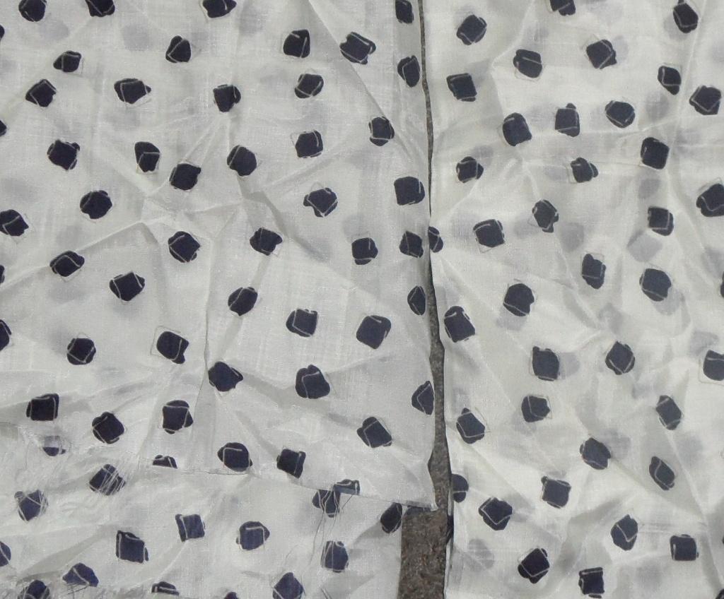 2 restant-stukken polyester stof, wit met zwarte figuurtjes, Gebruikt, Wit, Ophalen of Verzenden, 30 tot 120 cm