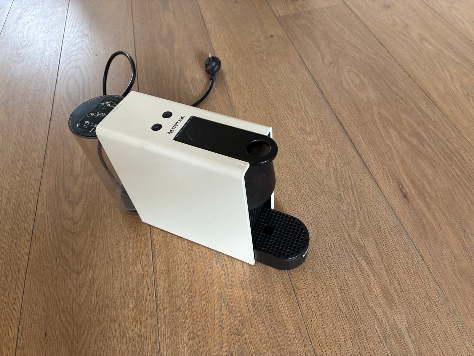 Nespresso Essenza Mini - Compacte en stijlvolle koffiemachin, Ophalen, Espresso apparaat, Zo goed als nieuw, 1 kopje