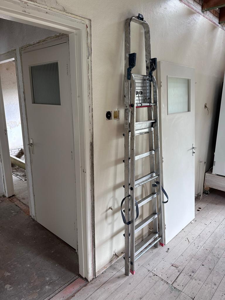 Twee jaren '70 binnendeuren met raamdetails, Doe-het-zelf en Verbouw, Deuren en Horren, Ophalen, Gebruikt, Minder dan 80 cm, Binnendeur