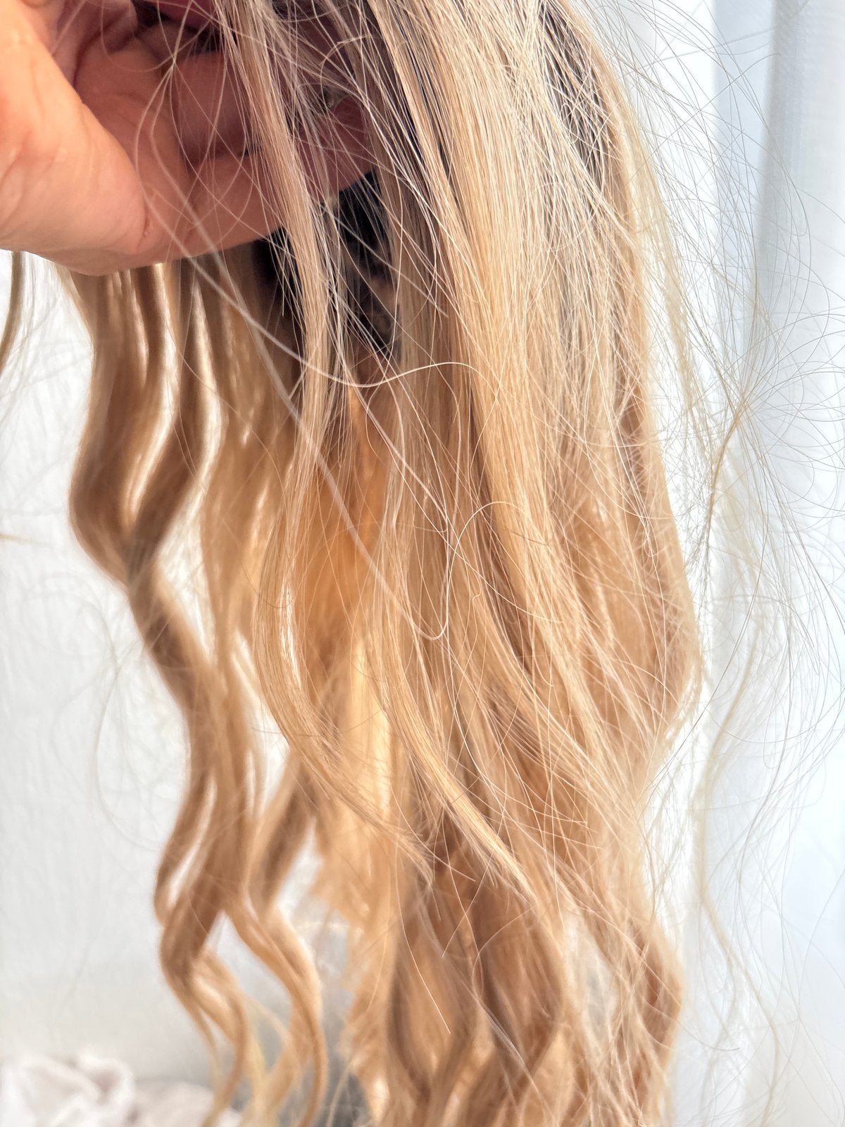 Blonde pruik met krullen - Zo goed als nieuw, Sieraden, Tassen en Uiterlijk, Uiterlijk | Haarverzorging, Ophalen of Verzenden