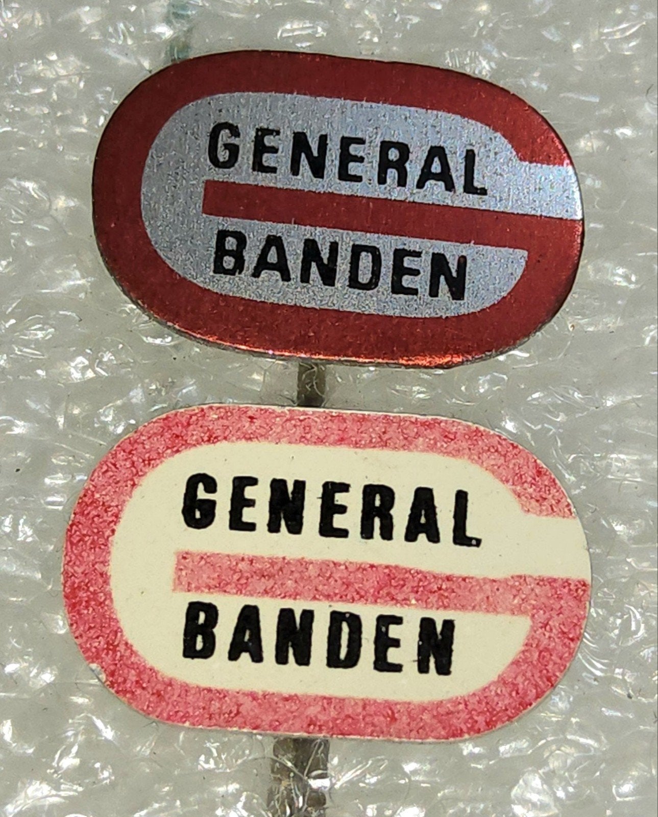 2 Vintage 'General Banden' Speldjes, Verzamelen, Ophalen of Verzenden, Gebruikt, Merk, Speldje of Pin