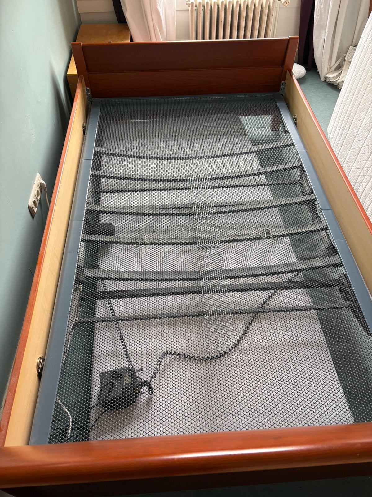 Foto 9 van Auping elektrisch verstelbaar bed 120x200  + 2 nachtkastjes