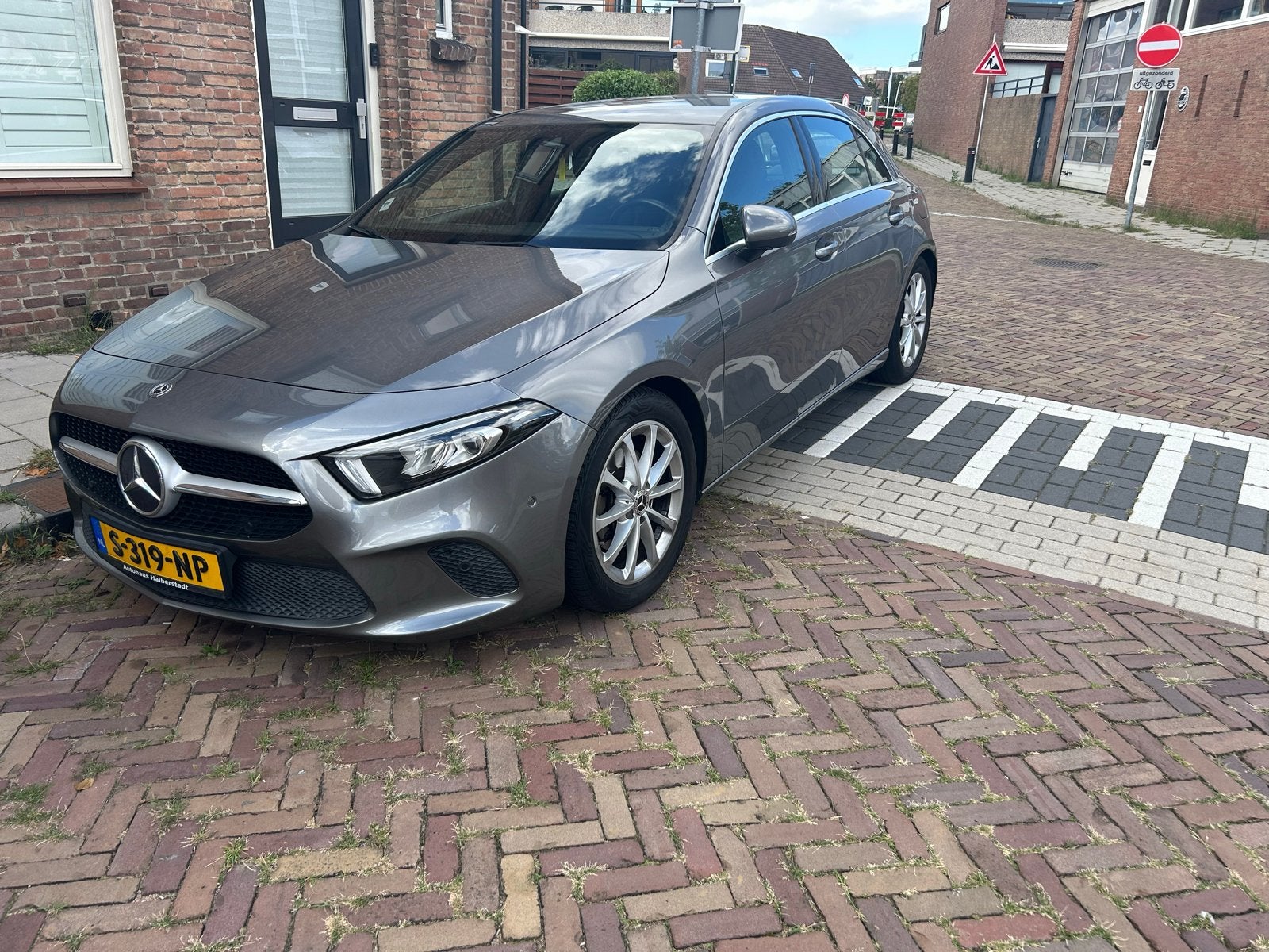 Mercedes-Benz A-Klasse A 200 163pk 7G-DCT 2020 Grijs, Zwart, 4 cilinders, Leder en Stof, 163 pk