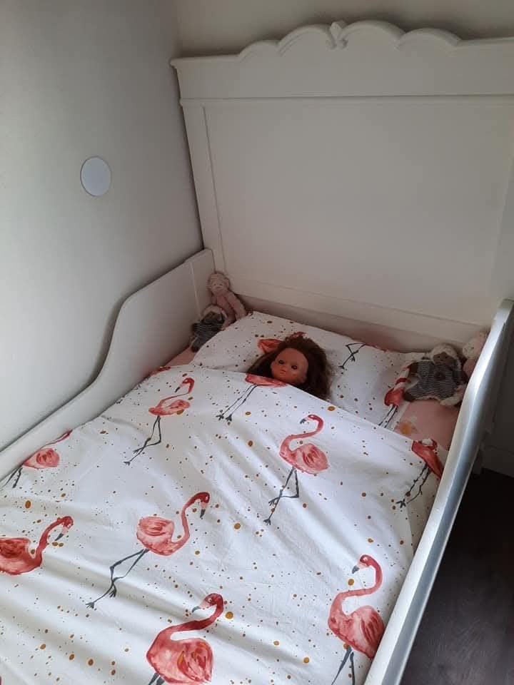 Mooi wit meisjesbed met sierlijk hoofdeinde, Ophalen, Gebruikt, 160 tot 180 cm, 85 tot 100 cm