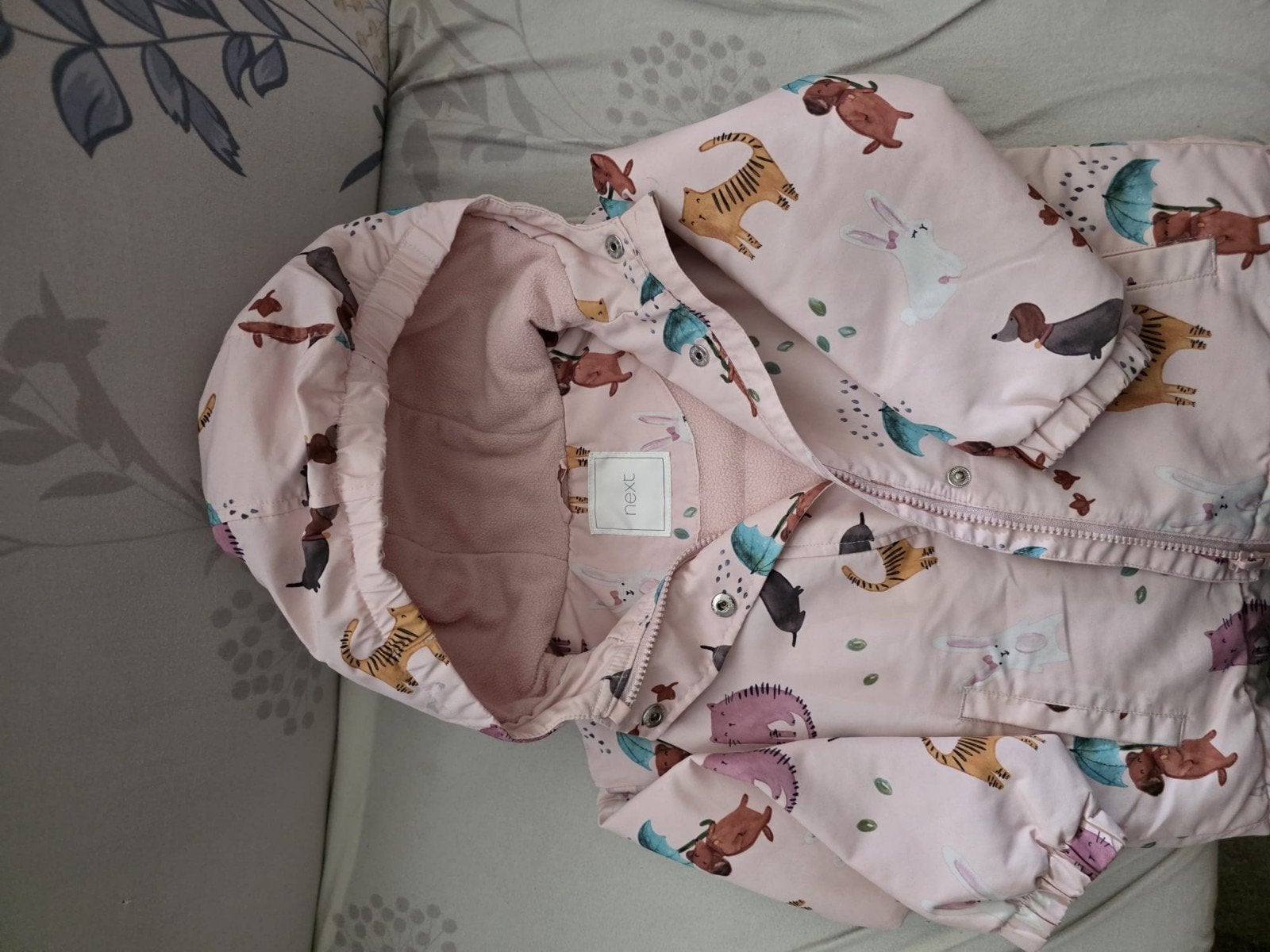 Leuke roze regenjas met dierenprint - Maat 98/104, Ophalen, Jongen of Meisje, Zo goed als nieuw, Next