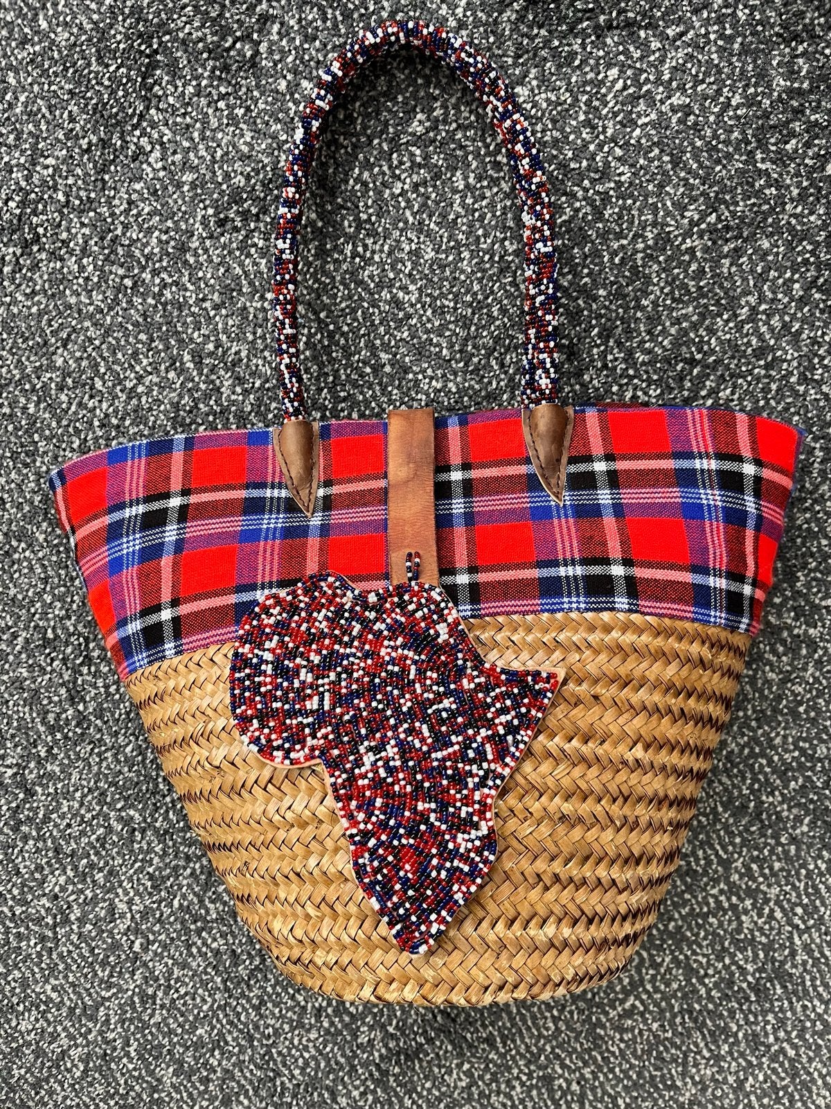 Unieke handgemaakte rieten tas met Afrikaanse details, Ophalen of Verzenden, Zo goed als nieuw, Rood, Handtas