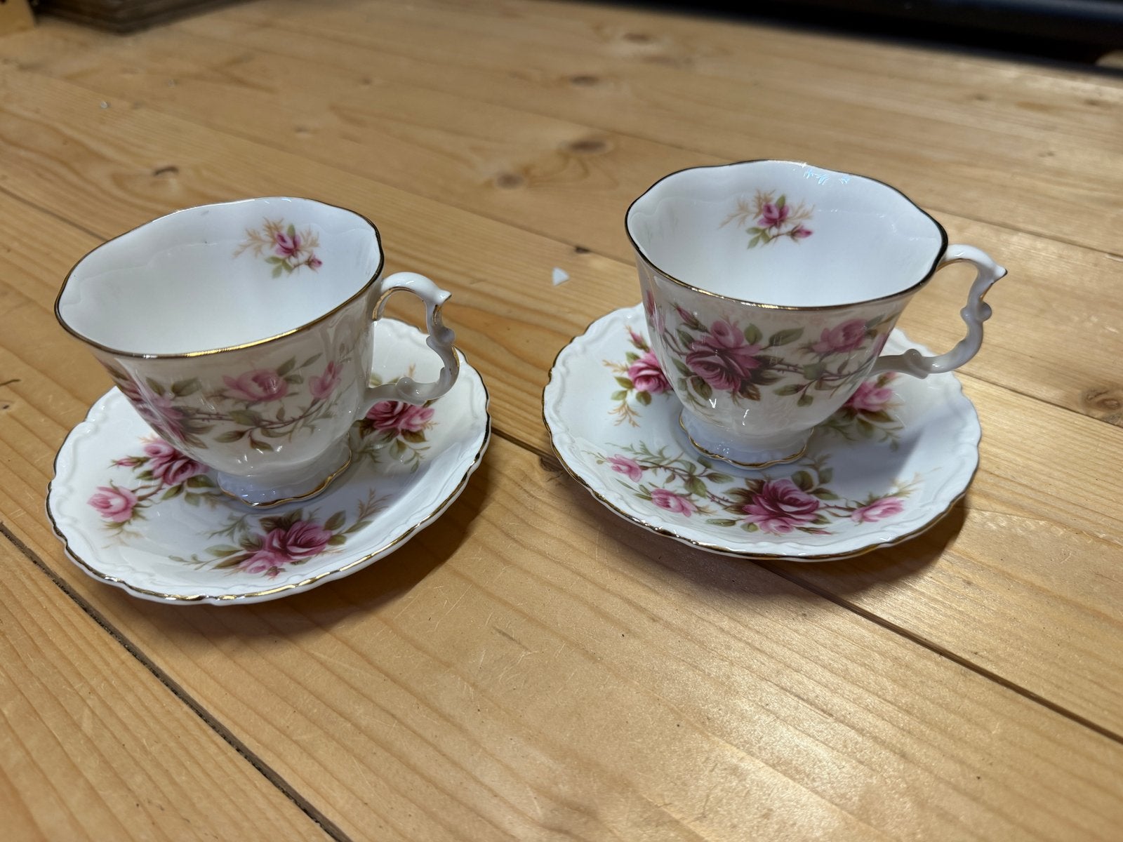 Royal Albert Marie Thérèse Romance kop en schotel (2x), Huis en Inrichting, Keuken | Servies, Klassiek, Ophalen of Verzenden, Zo goed als nieuw