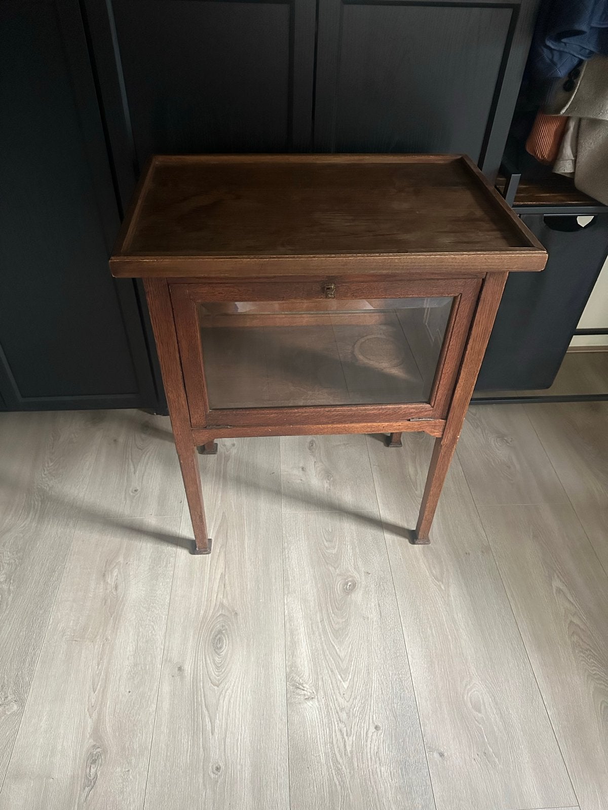 Antiek houten servieskastje met glazen deur, Antiek en Kunst, Ophalen of Verzenden