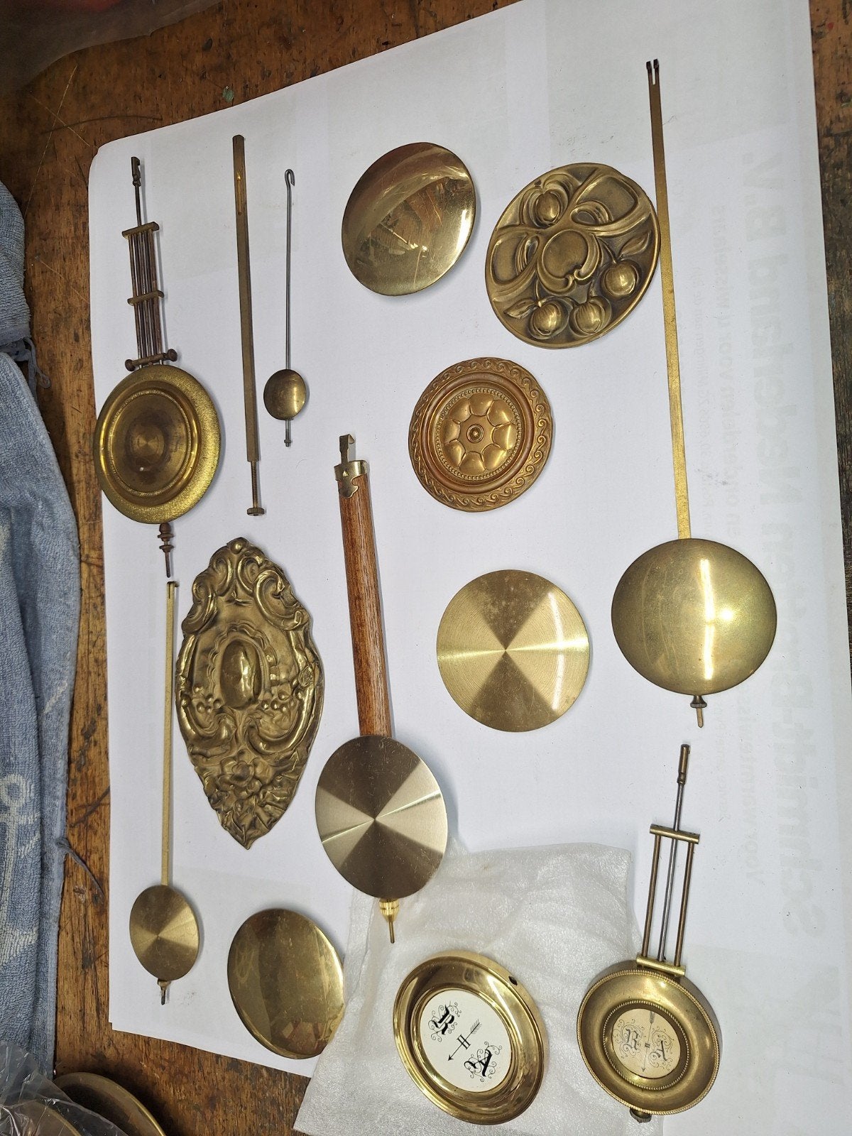Collectie wijzerplaten en slingers voor klokken., Ophalen