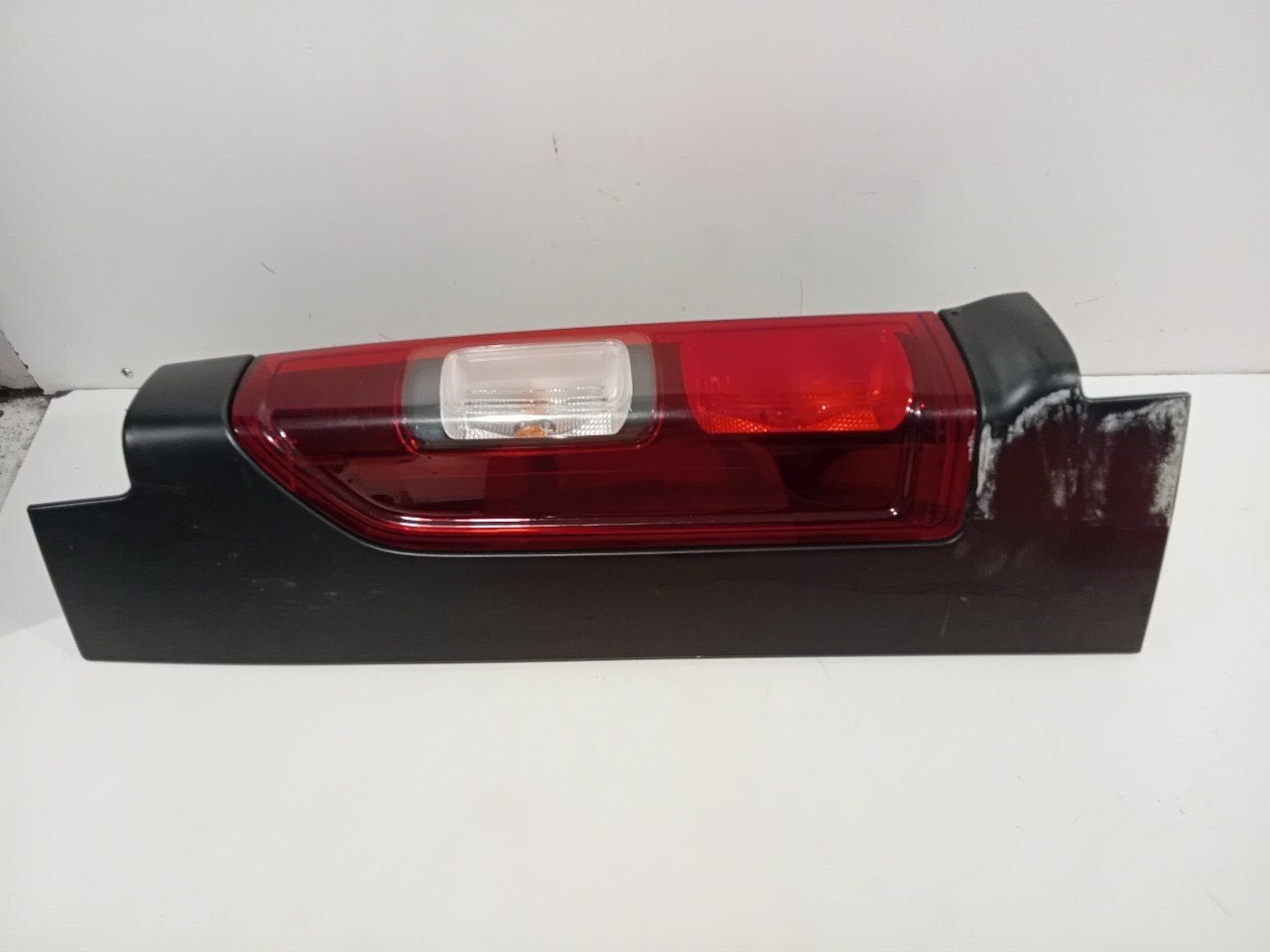 Achterlicht links buiten Renault Trafic, Onderdelen@venauto.nl, Van der Ven Autorecycling B.V., Gebruikt, Ettenseweg 76, 4706 PB Roosendaal, The Netherlands