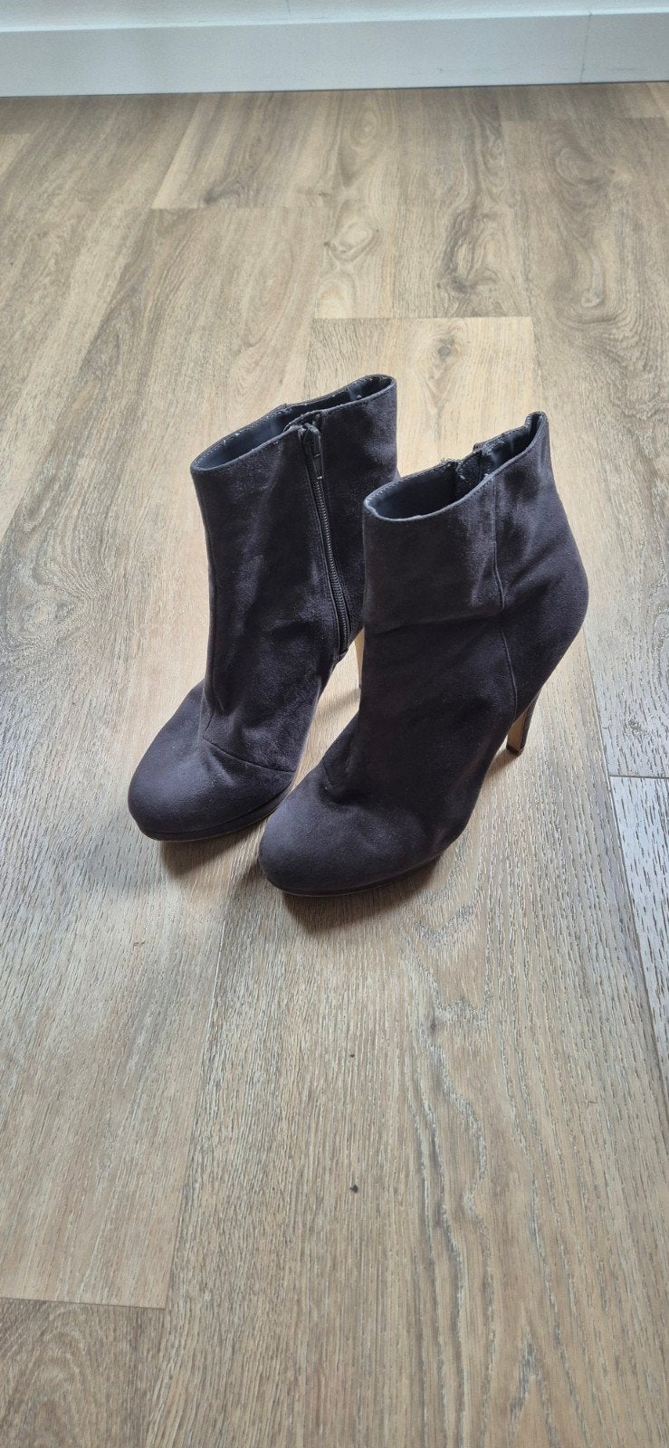 H&M enkellaarsjes met stiletto/naaldhak, grijs, maat 39, H&M, Lage of Enkellaarzen, Ophalen of Verzenden, Zo goed als nieuw