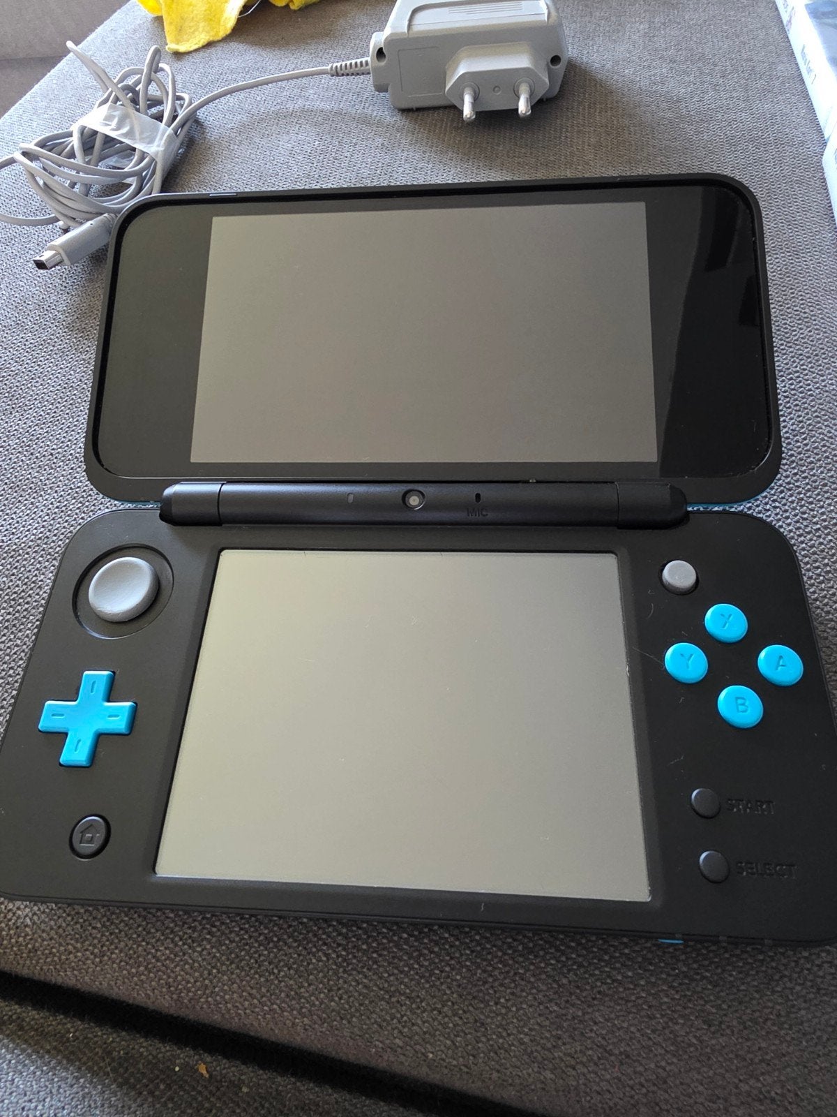 New Nintendo 2DS XL zwart/turquoise + 7 spellen + oplader, Ophalen, Zwart, 2DS, Gebruikt