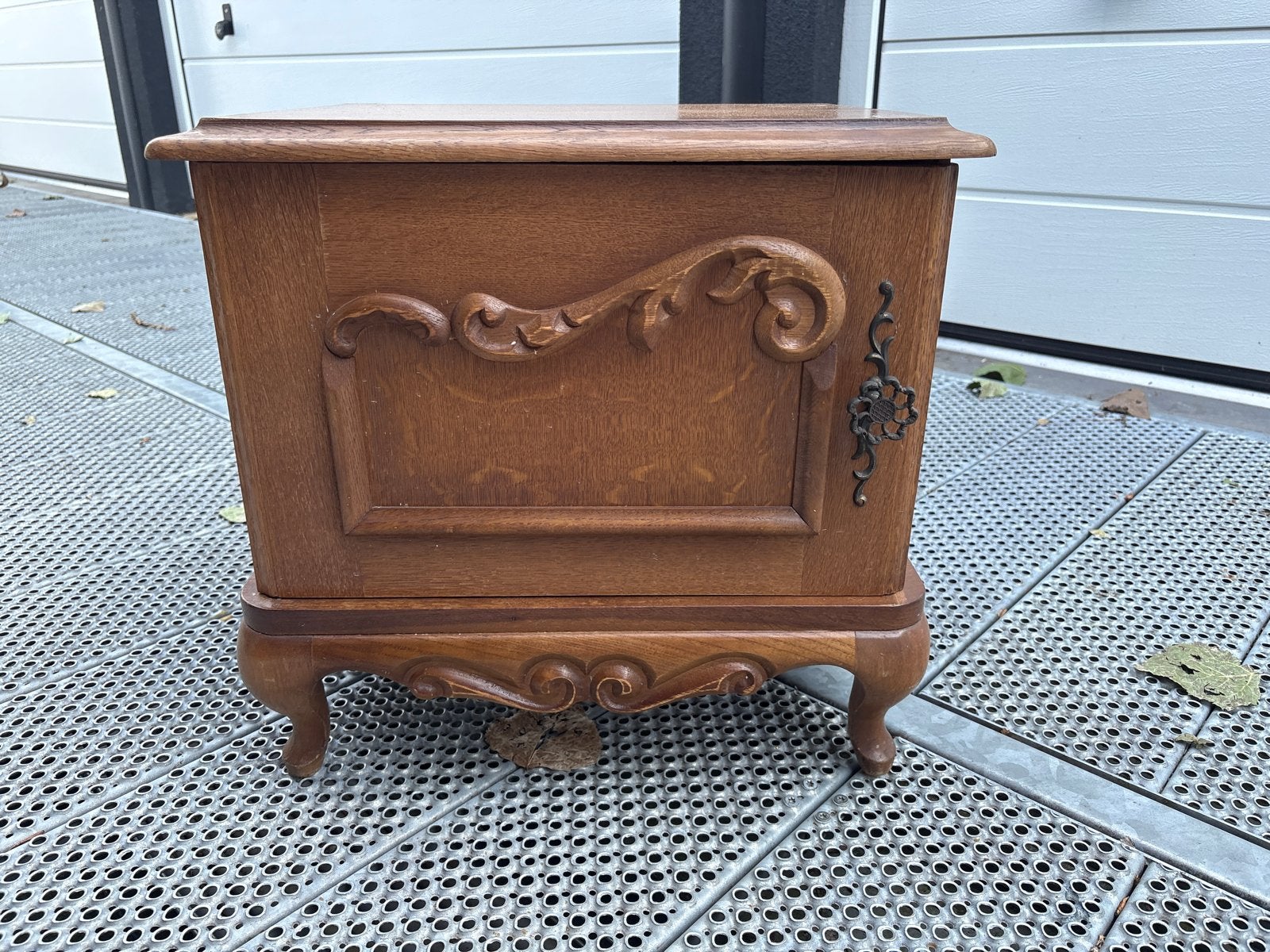 Vintage retro nachtkastje met sierlijk houtsnijwerk, Ophalen of Verzenden