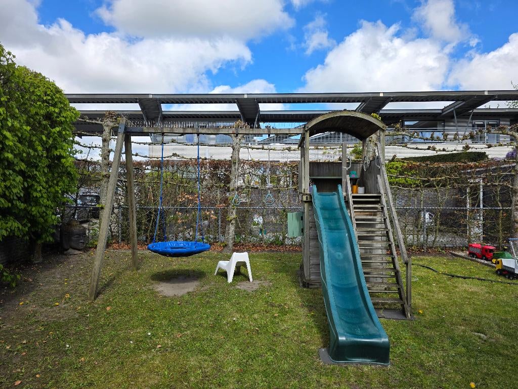 Gratis af te halen:Houten speelhuis met schommel en glijbaan, Ophalen, Gebruikt, Hout
