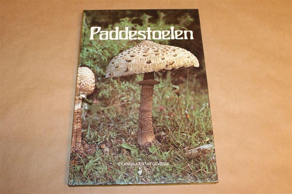 Paddestoelen — Nieuwe Standaard Beeld in Kleur, Ophalen of Verzenden, Gelezen