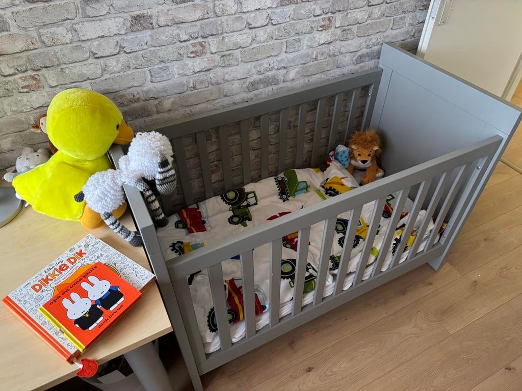 Baby / Peuterbed grijs, Kinderen en Baby's, Kinderkamer | Complete kinderkamers, Ophalen, Zo goed als nieuw, Jongetje of Meisje