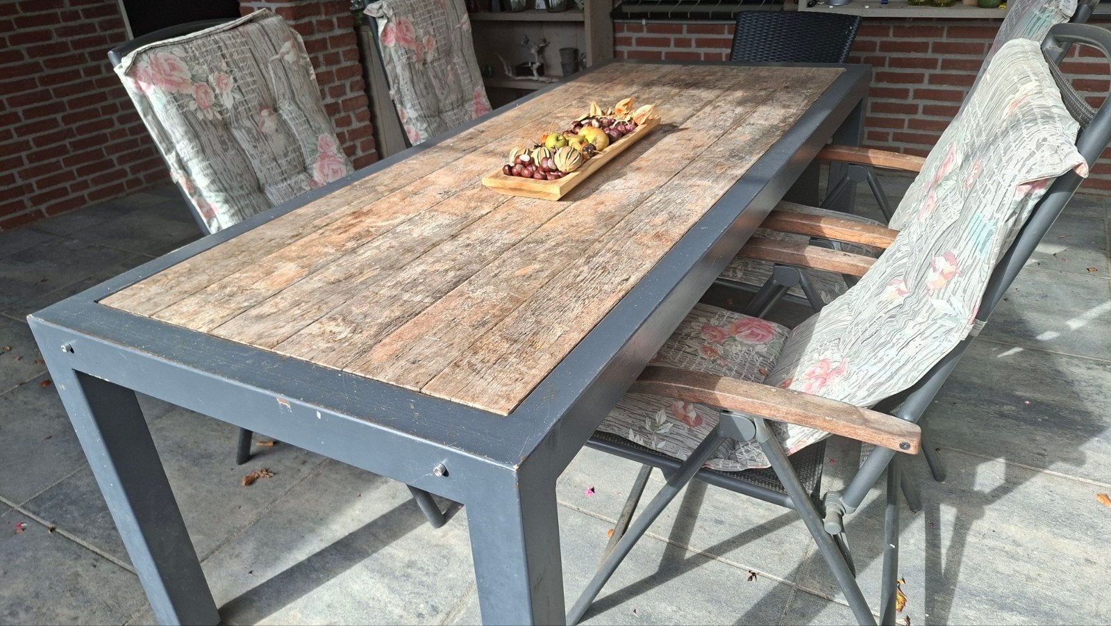 Robuuste tuintafel met houten blad en metalen frame, Tuin en Terras, Ophalen, Gebruikt, Rechthoekig, Hout