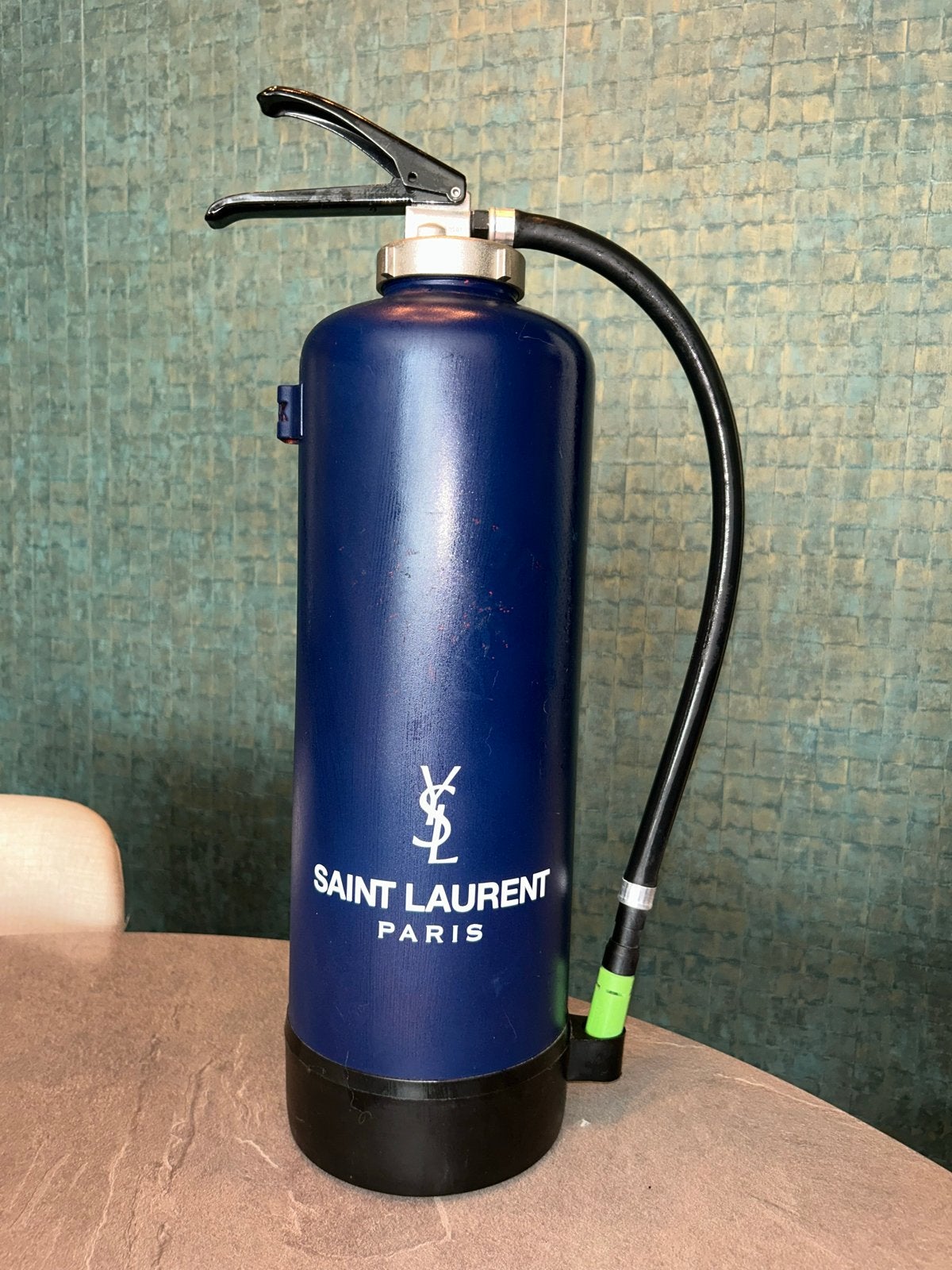 Saint Laurent design brandblusser decoratie, Huis en Inrichting, Ophalen, Blauw, Zo goed als nieuw, Metaal