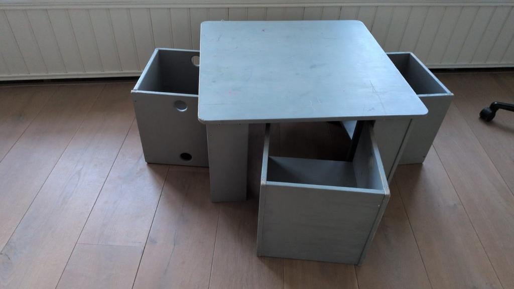 Kindertafel met kubus stoeltjes, Ophalen, Gebruikt, Stoel(en)