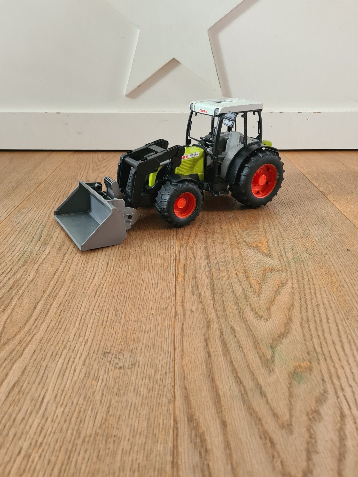Bruder Claas Nectis 267F Trekker met Voorlader, Ophalen, Gebruikt