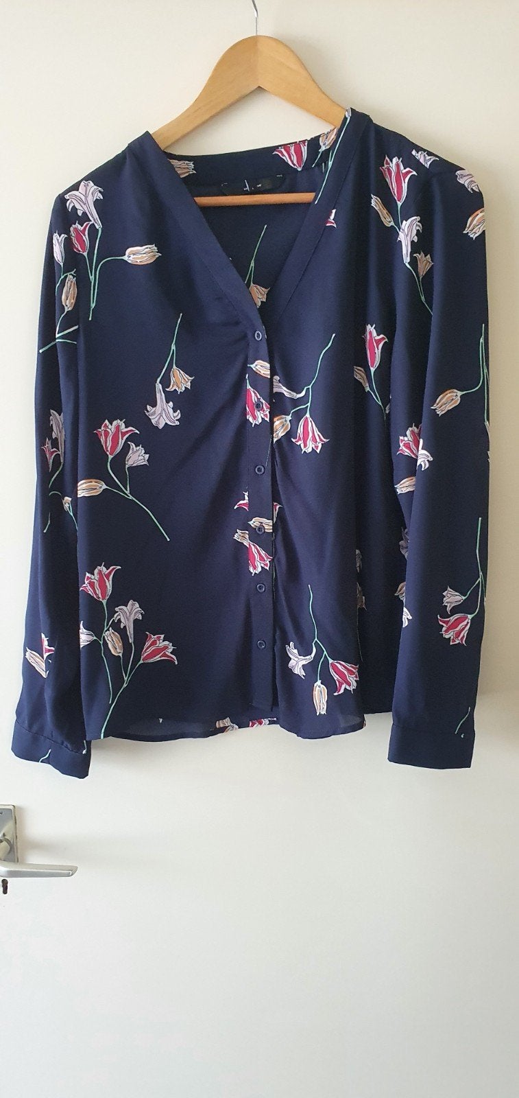 VERO MODA DONKERBLAUWE BLOUSE MET BLOEMEN EN KNOOPJES MAAT L, Blauw, Vero Moda, Maat 42/44 (L), Nieuw