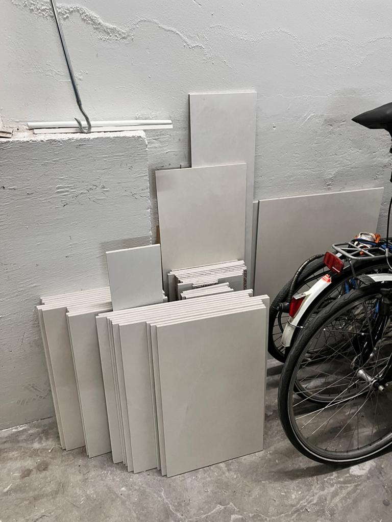 Tegels wit /licht grijs, Doe-het-zelf en Verbouw, Tegels, Ophalen, 60 cm of meer, Keramiek, 5 tot 10 m²