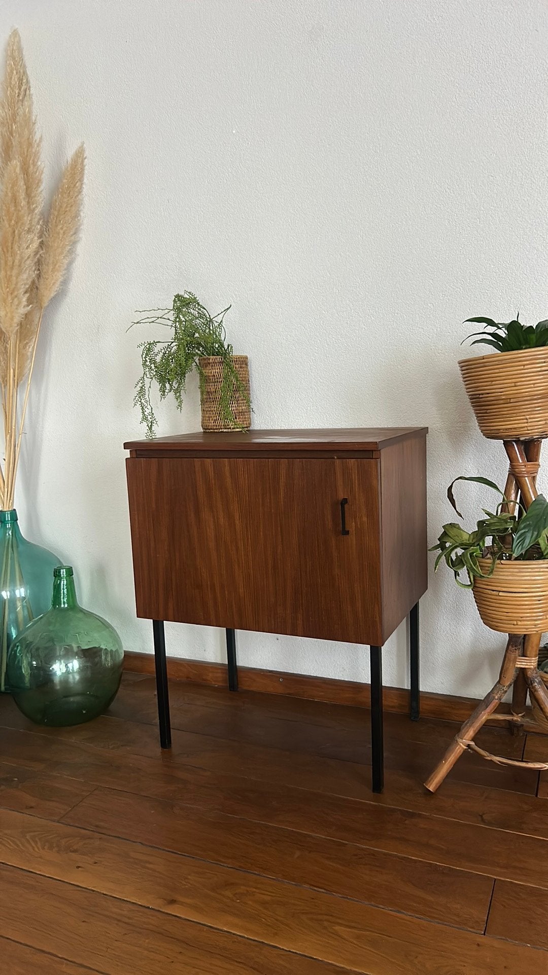 Vintage Tof kastje teak met metalen zwarte pootjes, Ophalen