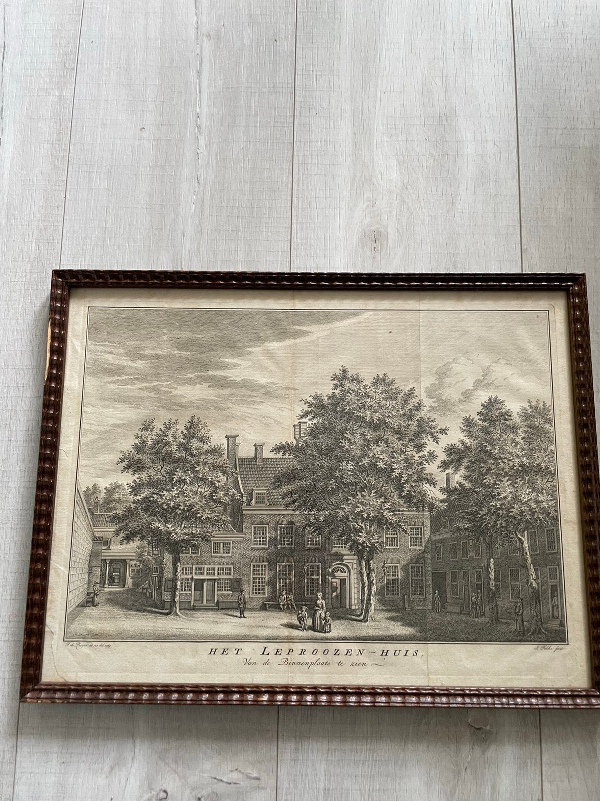 Prent Het Leproozenhuis- J de Beyer, Ophalen, Ingelijst, 30 cm, Ets