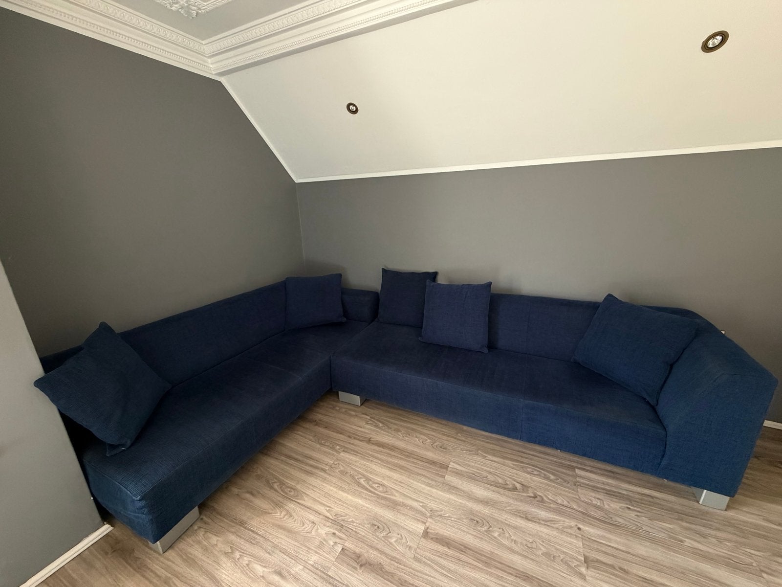 Comfortabele blauwe hoekbank met kussens NEGOTIABLE!, Ophalen, Overige materialen, Minder dan 75 cm, Hoekbank