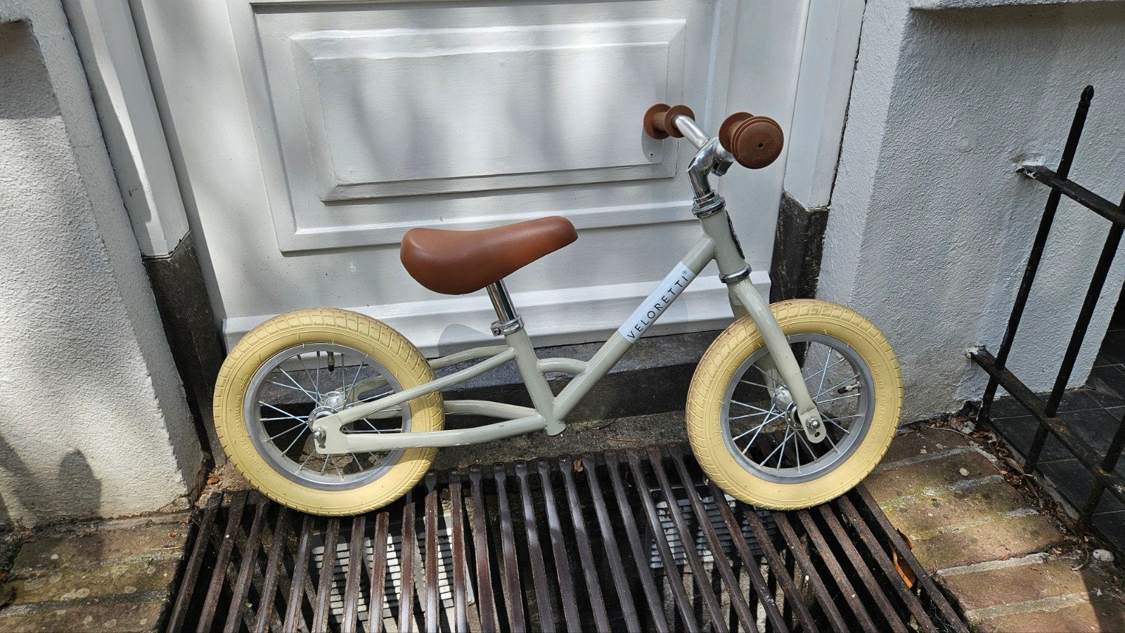 Veloretti loopfiets Mini - Pebble grey met bruin, Zijwieltjes, Veloretti, Ophalen of Verzenden, Minder dan 16 inch