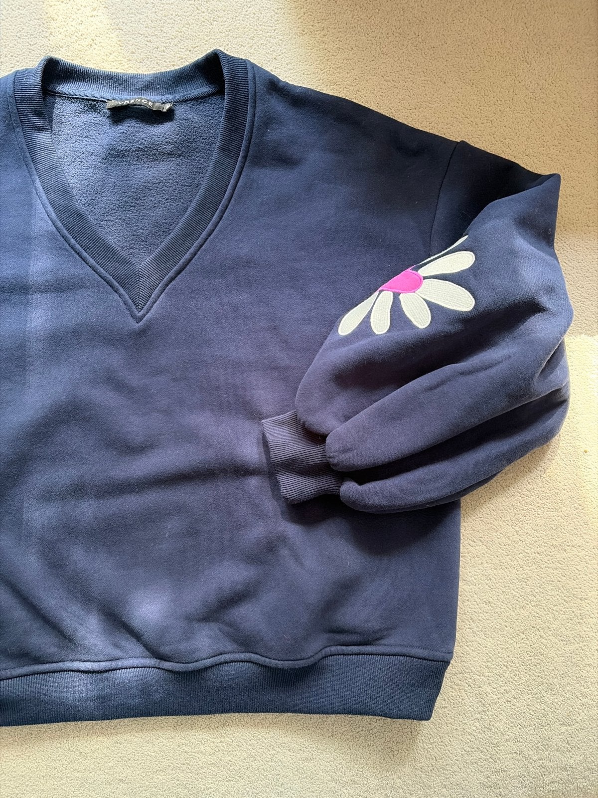 Donkerblauwe trui met bloemenprint op de mouw, Verzenden, Zo goed als nieuw, Maat 38/40 (M), Blauw